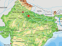 Самосуд в Индии: жену преступника, взявшего в заложники десятки детей, забили камнями