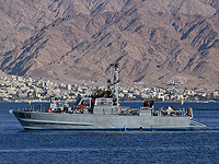 Корабль береговой охраны на рейде около порта Эйлат