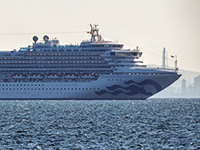 Круизный лайнер Diamond Princess с 3700 пассажирами на борту встал на карантин в порту Йокогамы. 5 февраля 2020 года, Йокогама, Япония