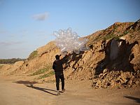 "Воздушный террор": связка шаров вернулась в Газу, ХАМАС был вынужден разминировать взрывное устройство