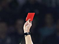 Судья, нокаутировавший вратаря, получившего красную карточку, дисквалифицирован на один год