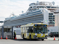 Пассажиры круизного лайнера Diamond Princess покидают судно после карантина