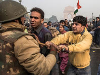 Беспорядки в столице Индии: протестующие поджигают мечети