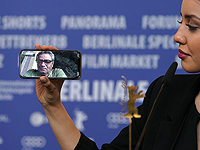 Дочь режиссера, Баран, звонит отцу Мохаммеду Расулофу на пресс-конференции лауреатов Берлинского кинофестиваля в Берлине, 29 февраля 2020 года.