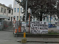Транспарант на ограде больницы в Милане: "Врачи и медсестры - наши-герои. Спасибо!"