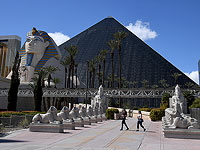 Отель и казино Luxor в Лас-Вегасе закрыты, из-за того что у нескольких сотрудников обнаружили коронавирус COVID-19. 14 марта 2020 года