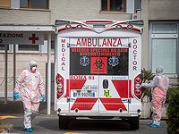 Медицинский персонал забирает пациента зараженного коронавирусом, из машины скорой помощи, 17 марта 2020 года, Рим, Италия