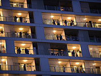 "Песах на балконе": тысячи израильтян вышли на балконы, чтобы вместе спеть "Ма-ништана"