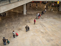 Покупатели соблюдают социальную дистанцию в очереди в супермаркет Lidl. Барселона, 16 марта 2020 года