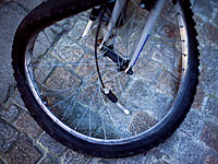 В Яфии 13-летний подросток на велосипеде врезался в припаркованный автомобиль