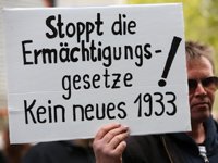 Берлинцы провели акцию протеста против карантинных мер
