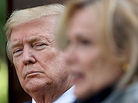 Президент США Дональд Трамп слушает выступление координатора Белого дома по эпидемии коронавируса Деборы Биркс. 27 апреля 2020 года, Вашингтон