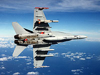 Истребитель-бомбардировщик F-18C с ракетами SLAM ER