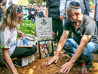 Семья и друзья на могиле Амита Бен Игаля