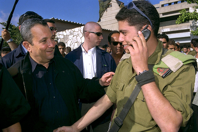 Премьер-министр Израиля Эхуд Барак беседует с израильским солдатом вскоре после выхода из Ливана. Север Израиля, Кирьят-Шмона, 24 мая 2000 года