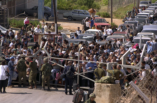 Ливанские беженцы, многие из которых являются родственниками бойцов Армии Южного Ливана, ожидают въезда в Израиль у израильско-ливанской границы, 23 мая 2000 года