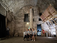 Школьницы на экскурсии по подземному Иерусалиму