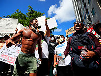 Акции протеста в городах США против "произвола полиции": множество пострадавших