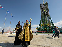 Отец Сергей благословляет ракету "Союз" на стартовой площадке космодрома Байконур, 24 сентября 2019 года