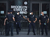 В Нью-Йорке полицейские застрелили подозреваемого, открывшего огонь