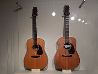 Гитара Martin D-18 (слева)