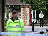 Полиция перекрыла вход к Садов Форбери, 21 июня 2020 года, Рединг, Англия