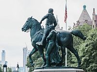 "Символ колониализма и расизма": в Нью-Йорке демонтируют памятник Теодору Рузвельту