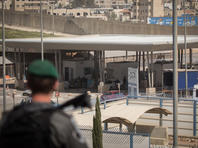 На КПП "Каландия" задержан вооруженный ножом араб; легкие ранения получили двое израильтян