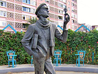 Памятник Бендеру в Элисте, на проспекте его имени