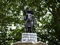 Война памятников в Бристоле: статуя активистки BLM простояла менее суток