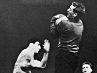 Алекс Доусон в матче против "Шеффилд Уэйнсдэй" в 1958 году
