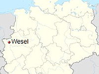В Германии легкомоторный самолет рухнул на крышу жилого дома