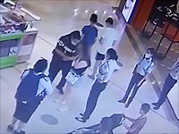 Полицейские надели наручники на женщину с детьми в торговом центре. Видео и разъяснение полиции