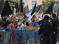 Возле дома Амира Оханы в Тель-Авиве проходит акция протеста