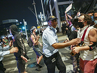 Участники акции протеста в Тель-Авиве рассказывают о провокациях "молодчиков в черном"