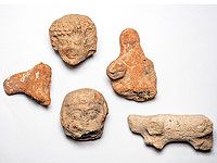 Глиняные фигурки женщин и животных найденные  в Арноне