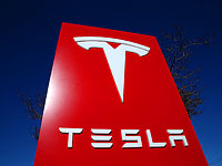 Tesla подписала договор о развертывании сети электрозаправок с ТЦ "Азриэли" и "Офер"