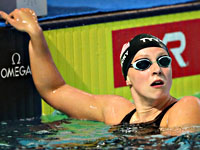 Потрясающий заплыв от Кэти Ледеки. Олимпийская чемпионка проплыла бассейн со стаканом шоко на голове