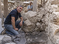 Доктор Ифтах Шалев возле развалин на месте Первого Храма