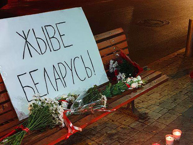 У посольства Беларуси в Тель-Авиве возложили цветы, сотрудники их выбросили