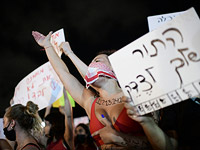 Во время манифестации в поддержку потерпевшей  в Тель-Авиве. Вечер 20 августа 2020 года