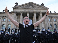РИА Новости: участники акций протеста в Берлине кричали "Путин!" из уважения к президенту РФ