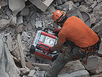 Спасатель прослушивает руины, чтобы найти выживших на месте взрыва в Бейруте. 4 сентября 2020 года