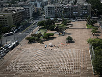 Памяти жертв коронавируса: на площади Рабина установлена тысяча пустых стульев