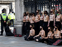 "Теплее на 4 градуса": голая акция эко-активисток около британского парламента