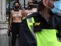 "Теплее на 4 градуса": голая акция эко-активисток около британского парламента
