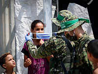 Боевики ХАМАСа раздают защитные маски в Газе