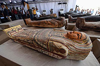 "Как будто вчера забальзамирован": в Египте вскрыт один из десятков найденных сарофагов