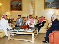 Бандар бин Султан (слева) и Махмуд Аббас (справа)