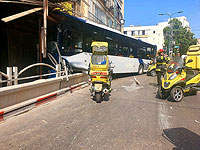 В Гиватаиме автобус врезался в жилой дом, травмированы несколько человек